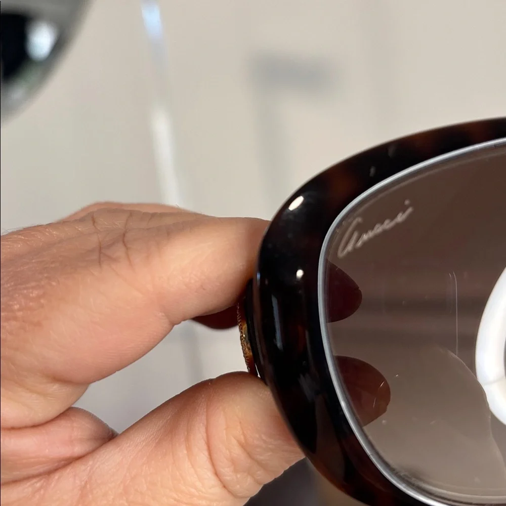 GUCCI SUNGLASSES FULL INCLUSION with Branded Case and dust cloth - Picture 6 of 16